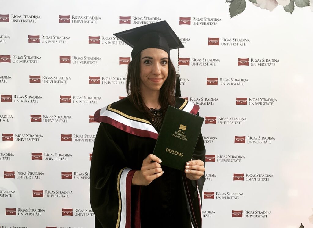 Alise Rosicka saņēmusi atestātu par fizioterapiju